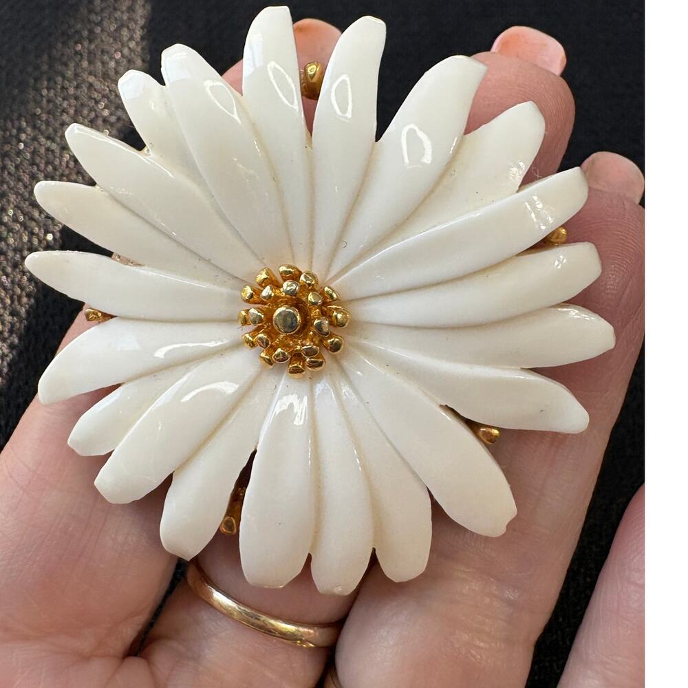Vintage Monet Signed White Plastic Flower Brooch - Picture 6 of 6